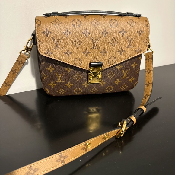 Louis Vuitton Handbags - Louis Vuitton Authentic Reverse Pochette Métis